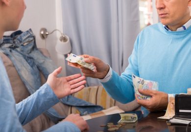 Quanto costa crescere un figlio: il picco è nell’adolescenza