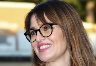 Donne, fiabe e sessismo. Paola Cortellesi: “Biancaneve colf dei sette nani”