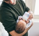 Congedo di paternità, trend in crescita: chi sono i papà che possono permetterselo 