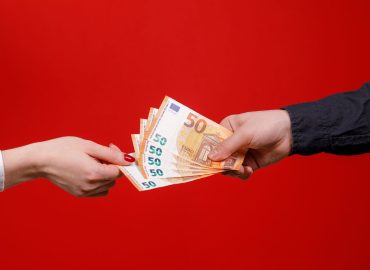 “Mi ha lasciato senza casa. Mi ha rovinata”. Le parole di Simona, vittima di violenza economica