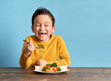 “Aggiungi un posto a tavola che c’è un bambino in più”, l’iniziativa per prezzi calmierati nei ristoranti