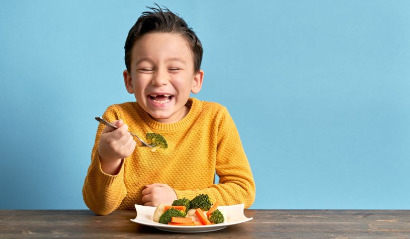 “Aggiungi un posto a tavola che c’è un bambino in più”, l’iniziativa per prezzi calmierati nei ristoranti