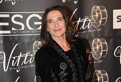 “Non avere figli è stato un grande dolore”, la parole di Lina Sastri e la denatalità in Italia