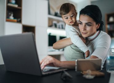 Arriva il bonus mamme, sgravio contributivo totale per le mamme di due o più figli
