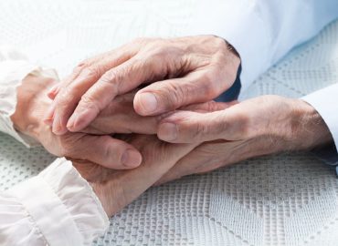 Insieme fino alla fine: eutanasia di coppia per l’ex premier olandese Van Agt e la moglie