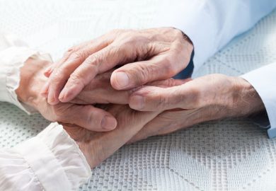 Insieme fino alla fine: eutanasia di coppia per l’ex premier olandese Van Agt e la moglie