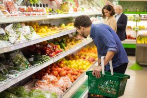 Ragazzo che fa la spesa di frutta e verdura