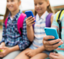 Niente più smartphone a scuola, nemmeno per studiare
