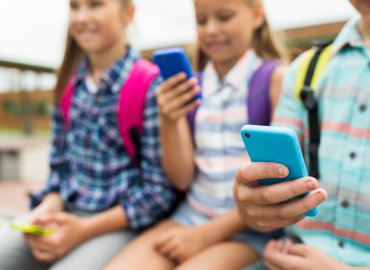 Niente più smartphone a scuola, nemmeno per studiare