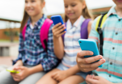 Smartphone vietati a scuola, ma non solo in Italia