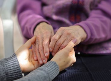 Caregiver, chi sono i familiari “non tutelati” delle persone non autosufficienti