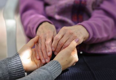 Caregiver, chi sono i familiari “non tutelati” delle persone non autosufficienti