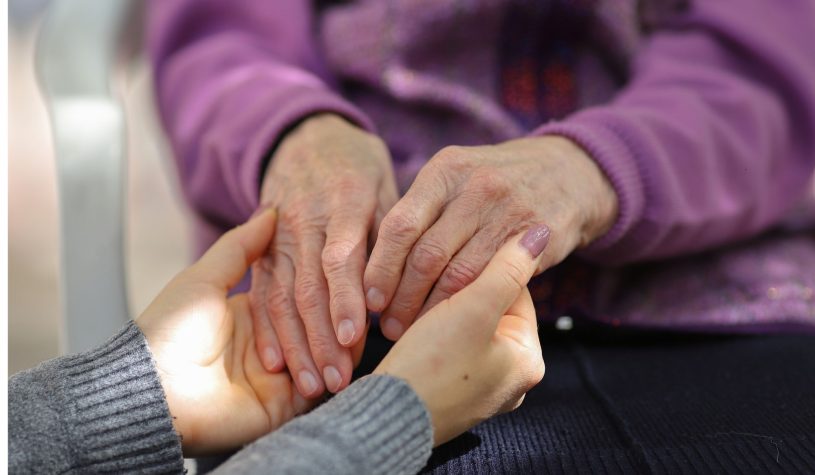 Caregiver in Italia: invisibili e senza tutele?