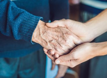 Il nuovo contratto per colf, badanti e baby sitter alza i salari: fino a 230 euro in più al mese, ma il conto ricade sulle famiglie