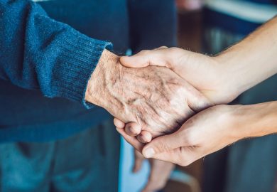 Il nuovo contratto per colf, badanti e baby sitter alza i salari: fino a 230 euro in più al mese, ma il conto ricade sulle famiglie