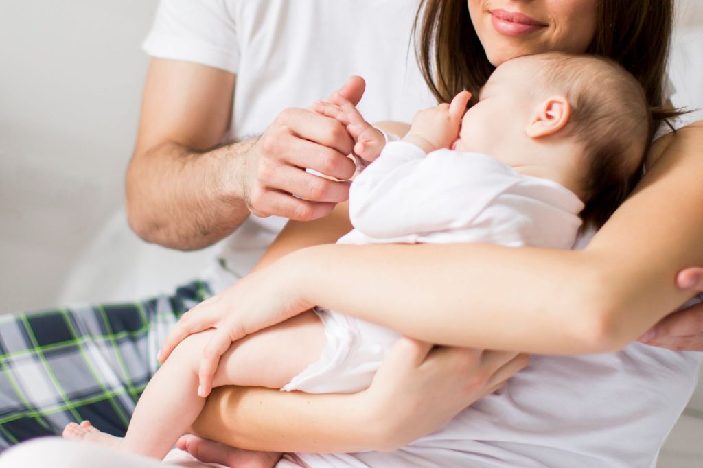 Coppia con neonata