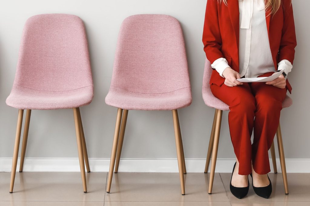 Donna incinta al colloquio di lavoro