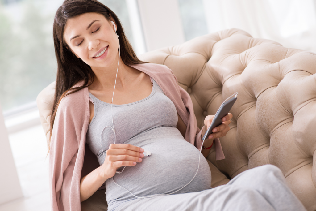 donna incinta ascolta musica
