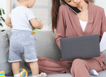 Laureata in Bocconi con 4 promozioni in banca: “Costretta a dimettermi al terzo figlio”