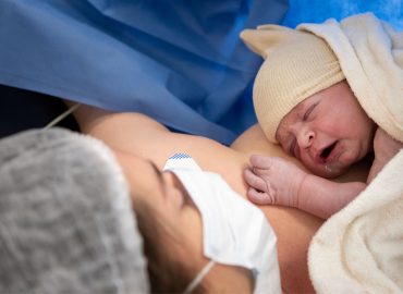 Cesareo e papà, come assistere al parto: “Consentire il bonding”