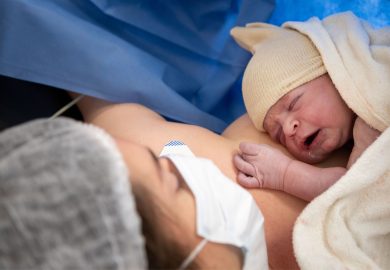 Cesareo e papà, come assistere al parto: “Consentire il bonding”