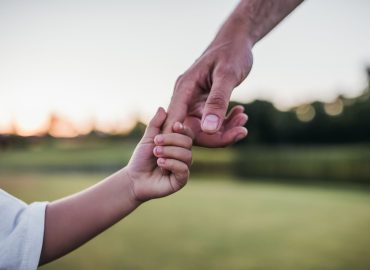 Giappone e denatalità: “Le aziende dovranno fissare obiettivi di congedo di paternità”