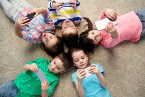 Bambini con lo smartphone