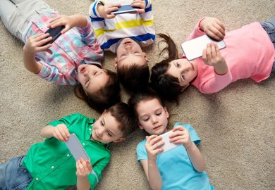 Smartphone e minori, 10 regole per la sicurezza dei ragazzi