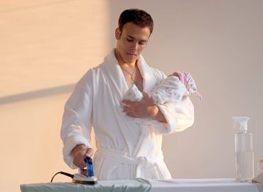 Sempre più papà casalinghi, la rivoluzione culturale parte dai giovani