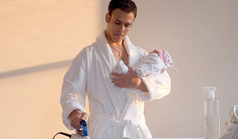Sempre più papà casalinghi, la rivoluzione culturale parte dai giovani