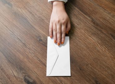 Terricciola, sindaco e assessora hanno una figlia: lei, costretta a dimettersi, scrive a Meloni: “Tuteliamo le donne”