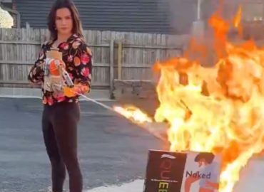 Usa, candidata repubblicana dà fuoco con il lanciafiamme a libri LGBTQ+