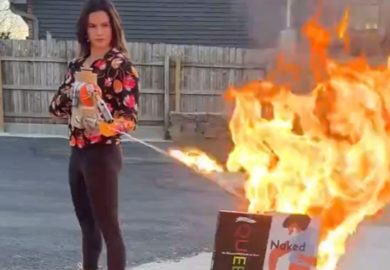 Usa, candidata repubblicana dà fuoco con il lanciafiamme a libri LGBTQ+