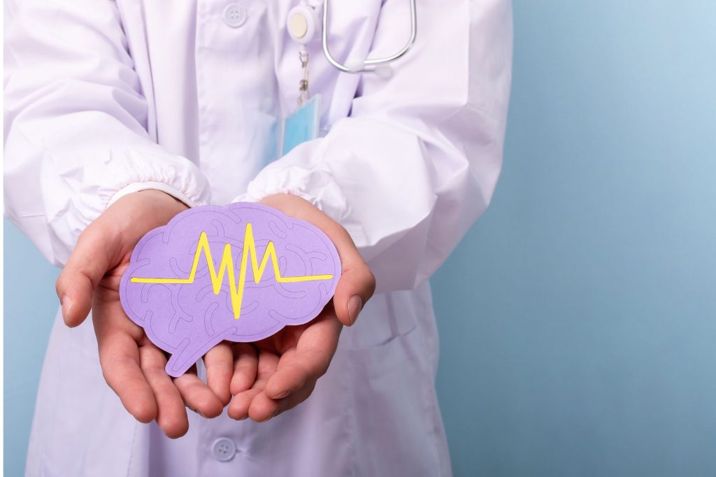 Scienziato che studia cervello