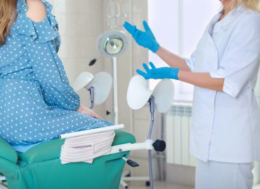 Spagna, boom di parti indotti e cesarei: “Rischioso per la salute”