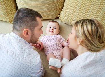 Congedo retribuito all’80% per i neogenitori: la scelta di Novartis