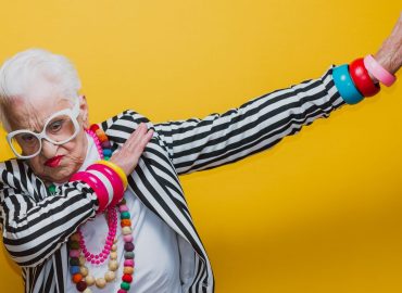 Guidava con patente scaduta, Giuseppina (104 anni): “Me l’hanno sequestrata, ma ho già ordinato una Vespa”