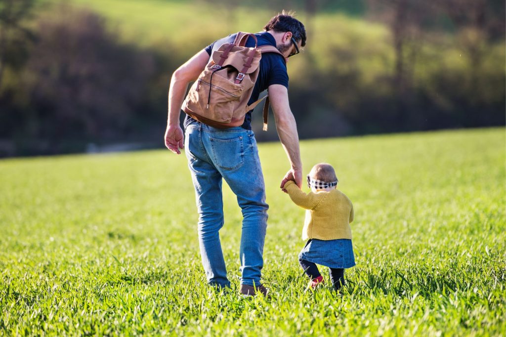Padre mano nella mano con figlia al parco