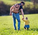 Regno Unito, primo sciopero dei papà nella storia: “Congedo di paternità di almeno 6 settimane”