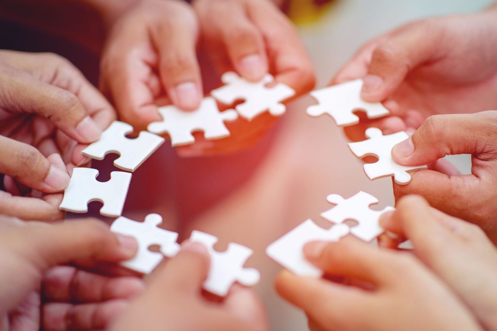 Pezzi di puzzle tra le mani