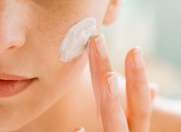 Uso di prodotti antietà tra gli under 15: cause, rischi e conseguenze della “Gerascofobia”