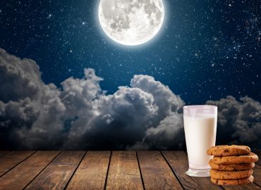 Fare colazione all’ora di cena: il brinner spopola tra la Gen Z, ma è un rischio per la salute