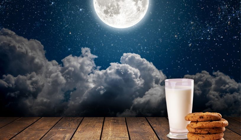 Fare colazione all’ora di cena: il brinner spopola tra la Gen Z, ma è un rischio per la salute