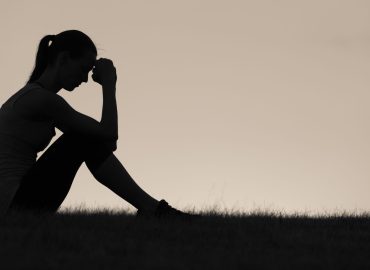 Non è più crisi di mezza età: oggi il malessere colpisce i giovani