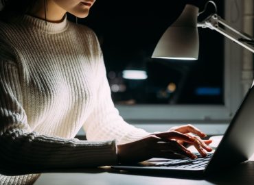 Lavorare troppo a 20 anni e ritrovarsi depressi a 50: i risultati dello studio di Wen-Jui Han