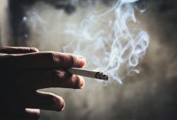 Un’Italia senza fumo: anche Milano lo vieta (a 10 metri di distanza)