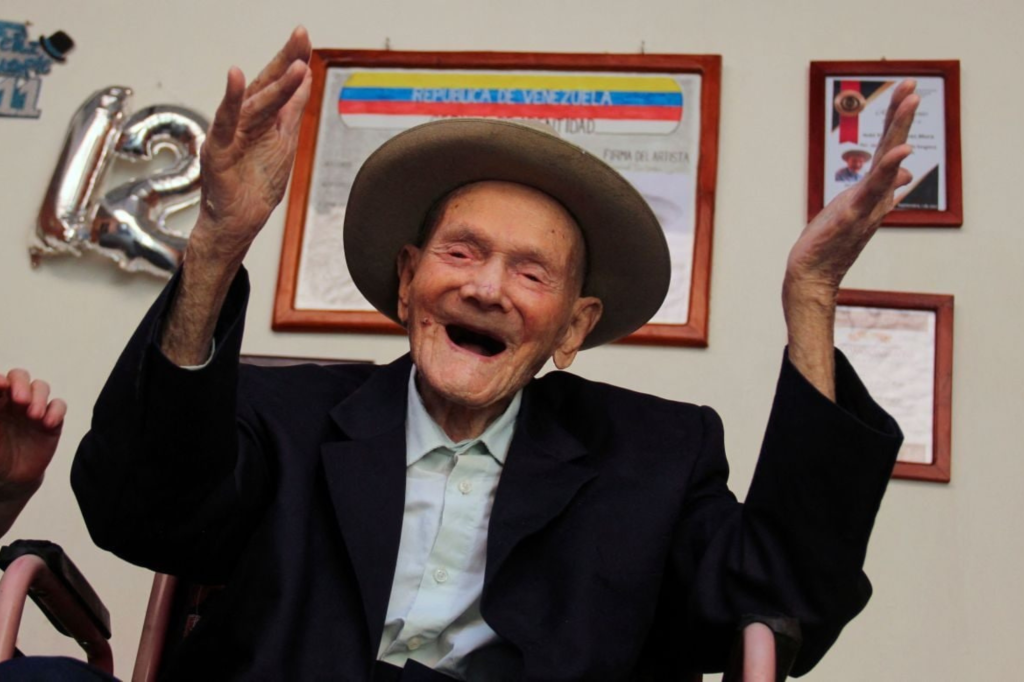 Juan Vicente Perez Mora uomo più anziano del mondo sorride