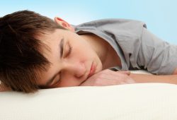 Altro che ore piccole, la Gen Z va a dormire alle 22: l’early night