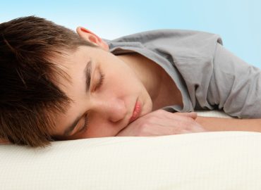 Altro che ore piccole, la Gen Z va a dormire alle 22: l’early night