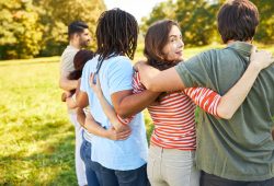 Giornata mondiale dell’amicizia, non avere legami è un rischio per la salute